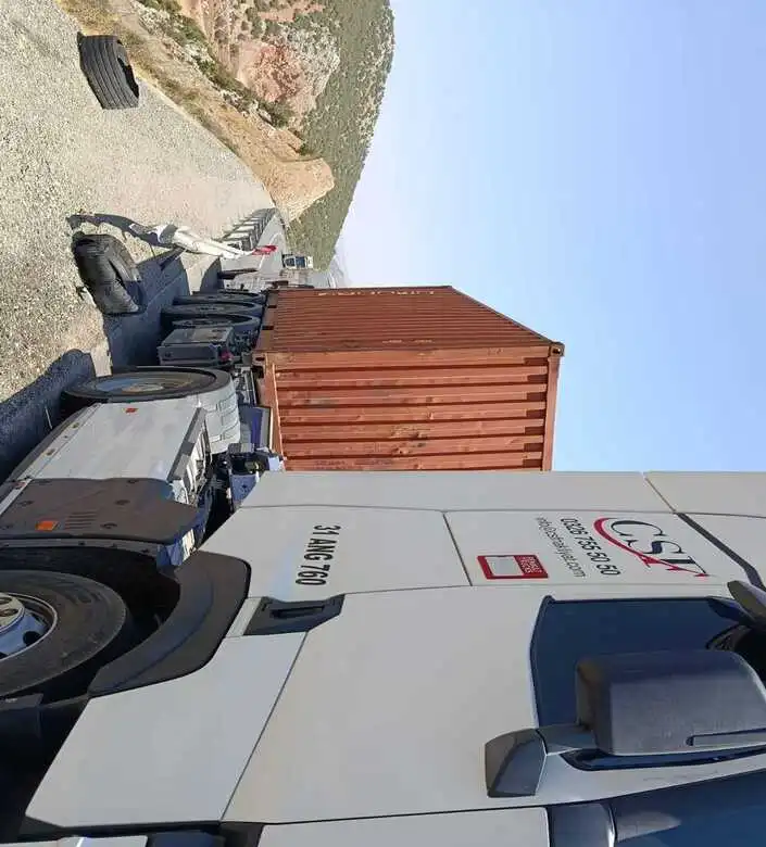 Otoyolda Otomobil Lastik Değişimi ve Yol Yardım Ekibi